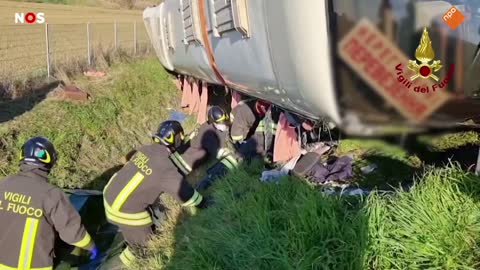 Bus met Oekraïners raakt van de weg in Italië