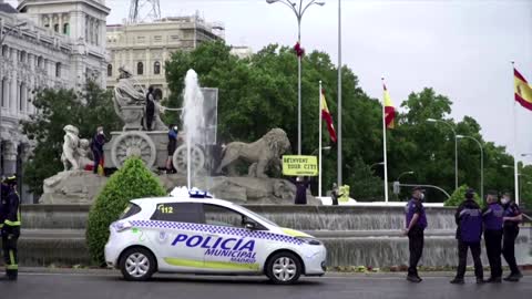 Greenpeace put "oxygen" mask on statue in Madrid