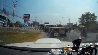 Motorcyclist Has a Close Call with Tight Turning Semi