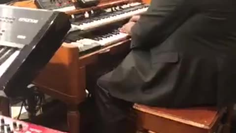 This is how you play a hymn Derrick Starks on organ