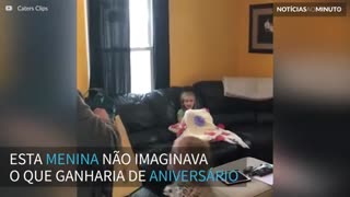 Menina se emociona ao ganhar gatinho em seu aniversário