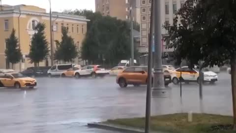 The weather in Moscow is unstable - sometimes showers, sometimes sunshine