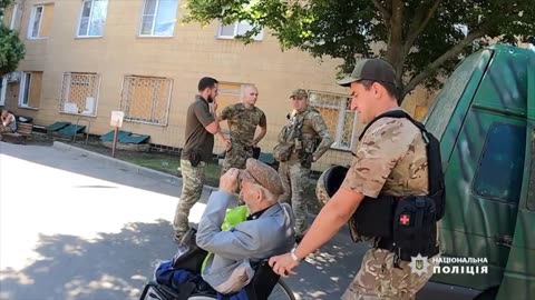 An elderly couple was evacuated from frontline Yelyzavetivka.