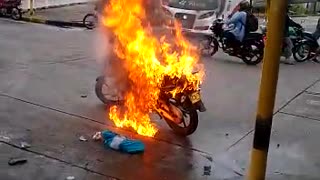 Incineran moto de un ladrón en Barrancabermeja