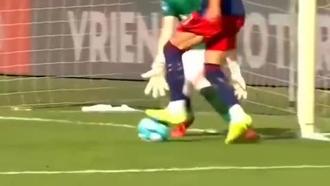 Player humiliating goalkeepers football _skills