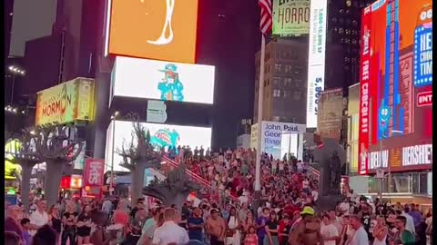 Take a look at the scenery on the streets of Times Square on your way to get off work