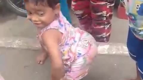 Little girl dancing Tiktok TRAND
