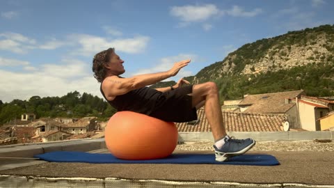 Crunch Lateral on Stability Ball - Body Weight