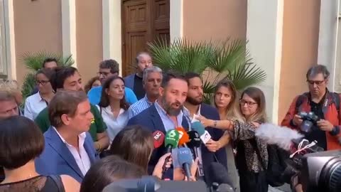 Abascal apoya a los guardias civiles en cuarteles de Cataluña y exige "detener a Torra"