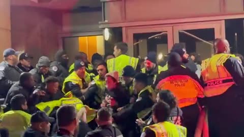 DC Police clash with hundreds of Pro-Palestinian storm the DNC building