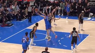 Chet Holmgren goes behind the back past the defense and finishes! SAS-OKC