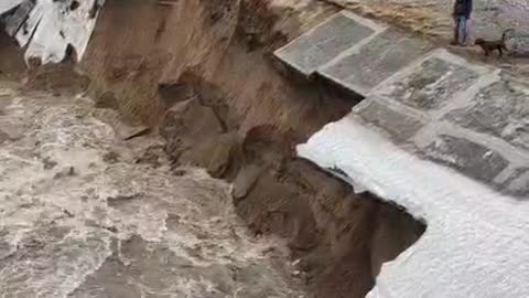 🌊 Tomsk, Russia: due to flooding, an earthen embankment near the bridge