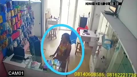 A lady caught on cctv camera stealing new phone from store in Port Harcourt