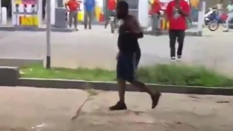 Hombre se enfrentan a machete en RD