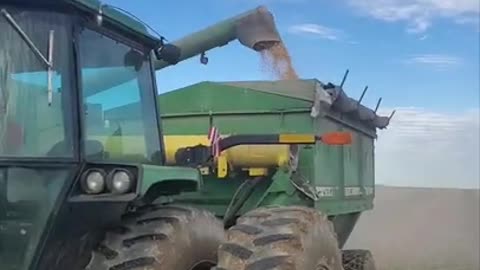Soybean Harvest 2021, John Deere 9500 making some dust.