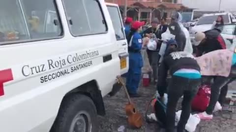 Video de la Cruz Roja atendiendo venezolanos en la vía a Bucaramanga