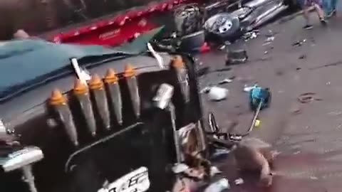Video | ¡Terrible accidente! Conductor murió en choque entre tractocamiones en Santander