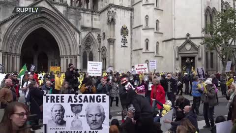 UK: Crowd of Assanges supporters protest against extradition in London - 28.10.2021