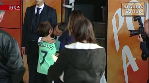 Menino de 8 anos fura segurança para abraçar Cristiano Ronaldo
