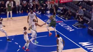 NBA - Giannis makes it look easy to cap a 9-0 run for the Bucks! MIN-MIL
