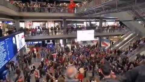 ŠVAJČIARSKO BERN protest proti Covid Passom na železničnej stanici