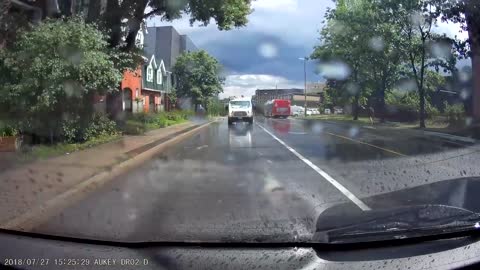 chauffeur rijdt expres over plassen om mensen nat te maken