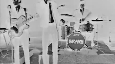 Los Bravos: Black is Black