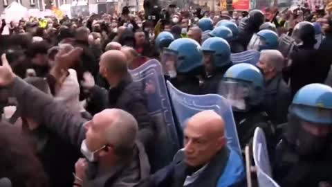 Napoli Italia Poliziotti costretti alla ritirata nov-2021