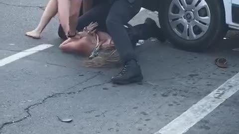 Mulher sofre acidente e começa a dançar em frente à polícia