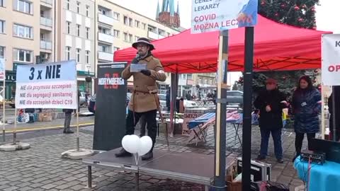 Mateusz Góral na scenie w Raciborzu.