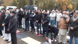 Police just stand and watch hundreds of Muslims at the royal parks in London