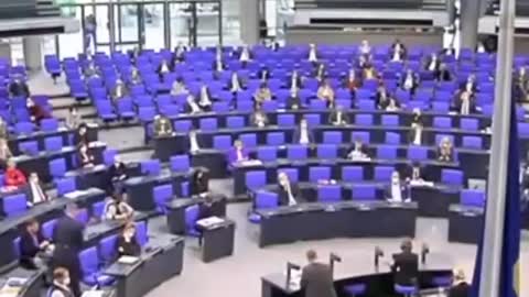 Parlamento Alemão - Deputada arrasa Merkel!