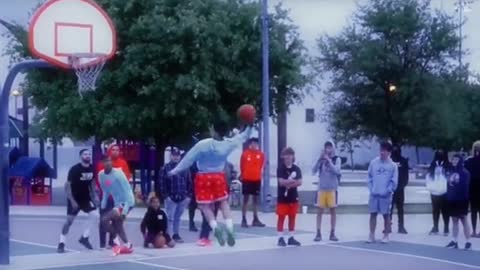 Street basketball, teamwork dunk