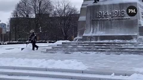 Lastbilchaufførerne skovler sne i Ottawa