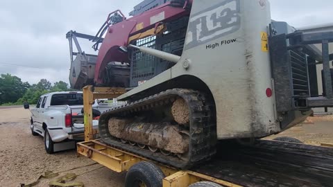 15 K LB. SKIDSTEER SO HEAVY THAT IT LIFTED THE F350 DUALLY INTO THE AIR!