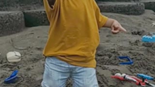 CHILDREN FUN TO PLAY ON THE BEACH