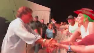 Epic: Tucker Carlson walks through crowd at Kid Rock show and the Fan went Crazy!!