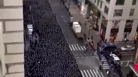 Thousands of NYPD Show Respect for the 2 Young Murdered Officers