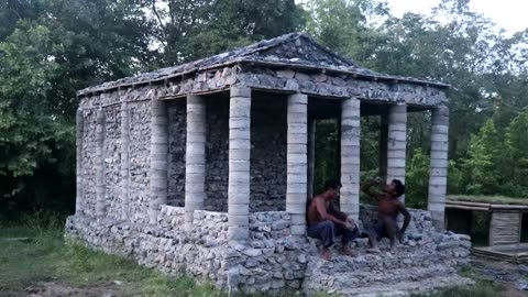 Build Stones Roof of Roman Temple