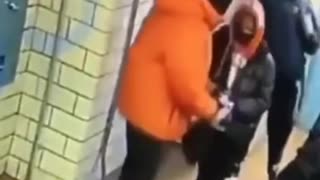 Thug tries to snatch a bag and got a bullet for his efforts