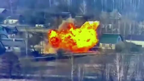 LARGE BLASTS - Ukrainian Army Destroys Russian Tank With Two Big Explosions