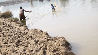 Easy and amazing Deep Water Fishing Trap Using Big net by Two Boys