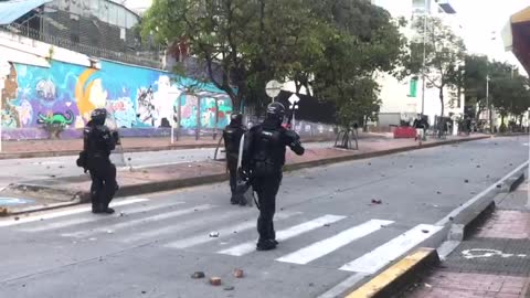 Con elementos como ladrillos, piedras, objetos contundentes han vandalizado