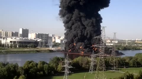 Oil is burning right in the river (the Moscow River is burning)