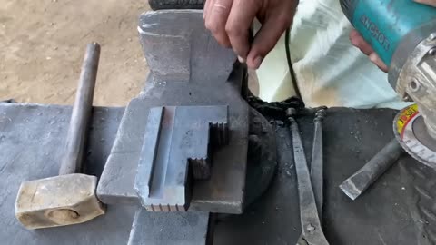 First time lathe machine four jawa manual chuck broken thread repair!