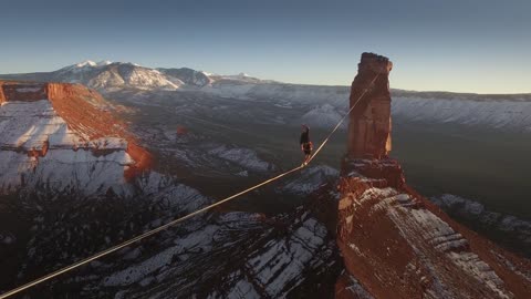 Daredevil walks 1640 feet on slackline above Utah desert