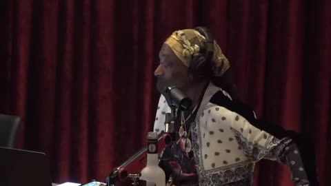 Snoop Dogg on First Meeting Biggie with 2Pac! - JRE Clips