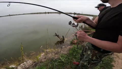 COM against CARP !!! Fishing on the dam FULL WITH GIANT!