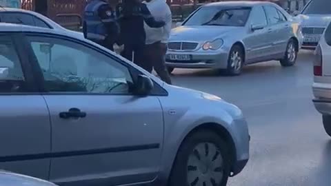 VIDEO/ "Çmendet" burri në Tiranë, iu del makinave para - policia me zor e prangos