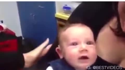 Look at the reaction of the deaf baby, hearing again.Hilarious people Memes-68